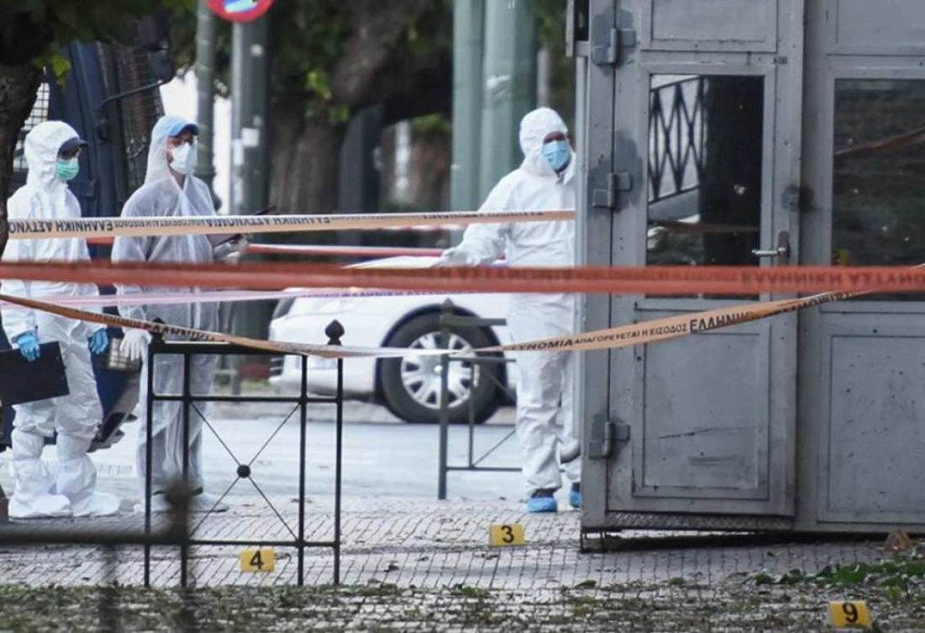 La police mène l'enquête devant l'ambassade de France à Athènes