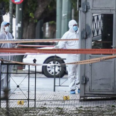 La police mène l'enquête devant l'ambassade de France à Athènes