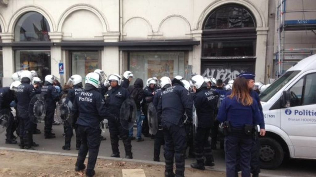 La police arrête 70 antifas à Porte de Namur