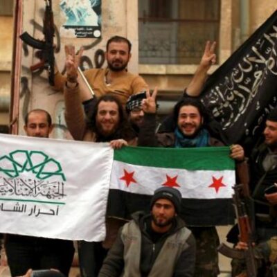 Des militants accompagnés des drapeaux de l'ASL, du Front Islamique et du Front Al Nusra