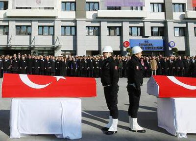 Cérémonie officielle pour les policiers tués samedi