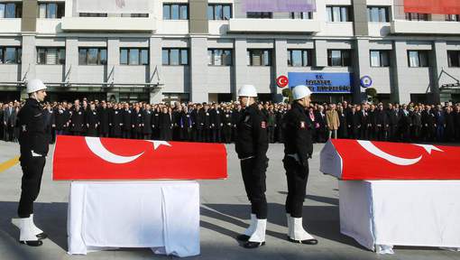 Cérémonie officielle pour les policiers tués samedi Cérémonie officielle pour les policiers tués samedi