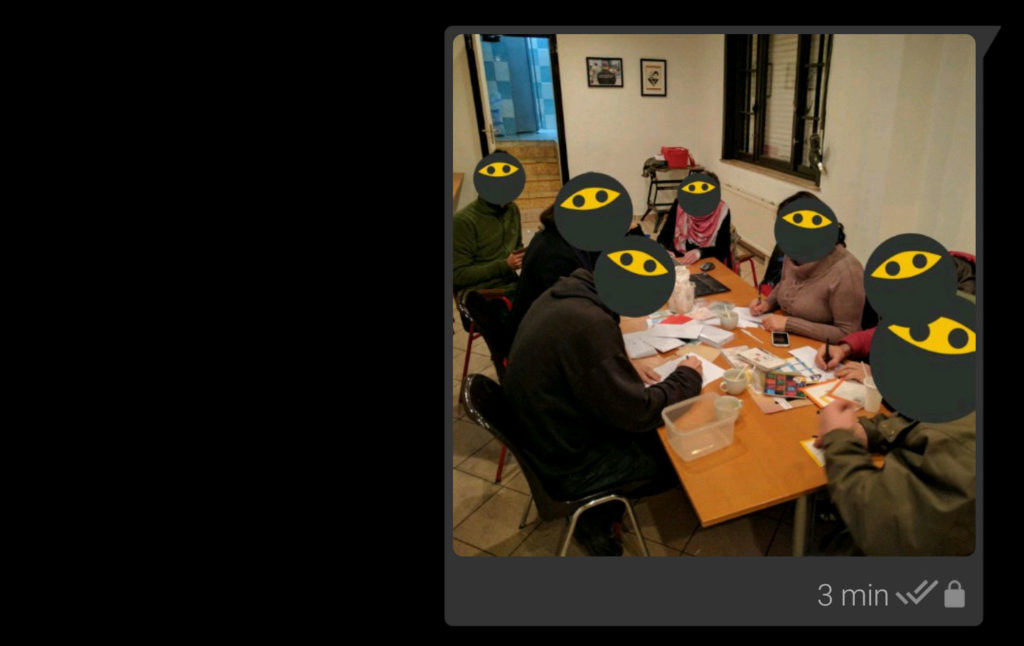 Les stickers peuvent également cacher des visages Les stickers peuvent également cacher des visages