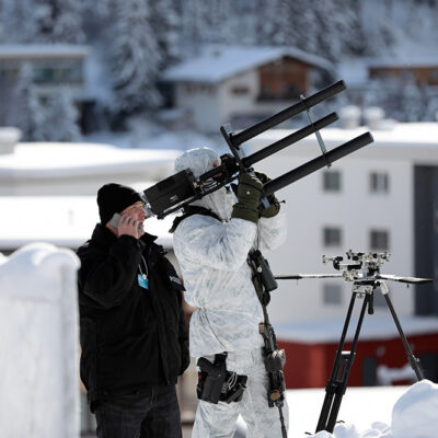 Un policier suisse équipé du HP-47 au WEF2017
