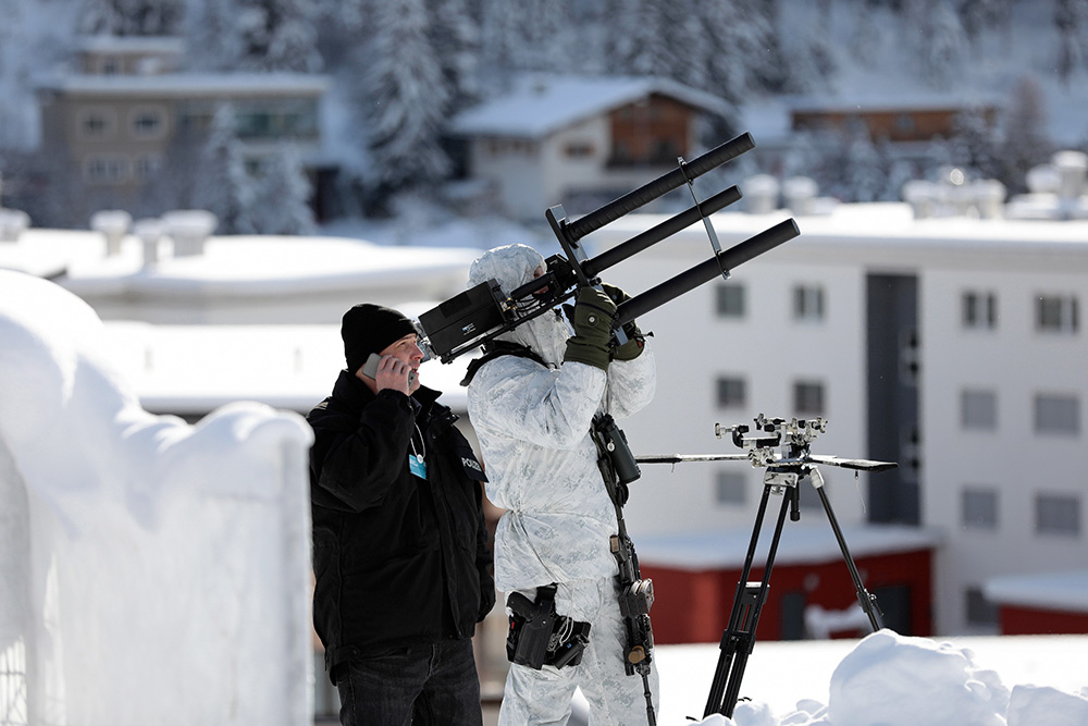 Un policier suisse équipé du HP-47 au WEF2017