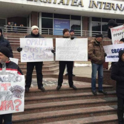 Quelques un des manifestants dénonçant le procureur
