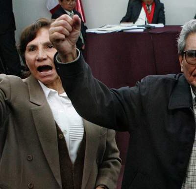 Elena Iparraguirre et Abimael Guzmán, dirigeants du PCP-SL, lors d'un procès en 2004