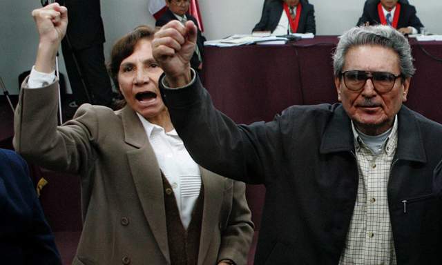 Elena Iparraguirre et Abimael Guzmán, dirigeants du PCP-SL, lors d'un procès en 2004