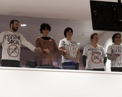 Travailleurs sociaux manifestants contre le projet de loi