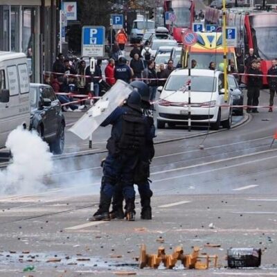 La police bernoise essuyant des jets de projectile