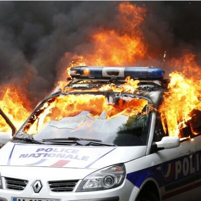 La voiture de police incendiée le 18 mai