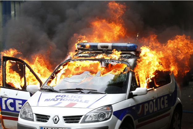 La voiture de police incendiée le 18 mai La voiture de police incendiée le 18 mai