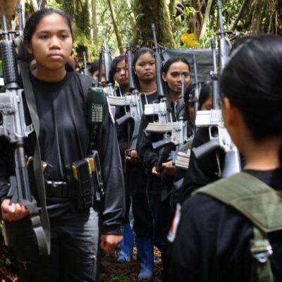 Combattantes maioïstes aux Philippines