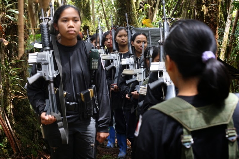Combattantes maioïstes aux Philippines