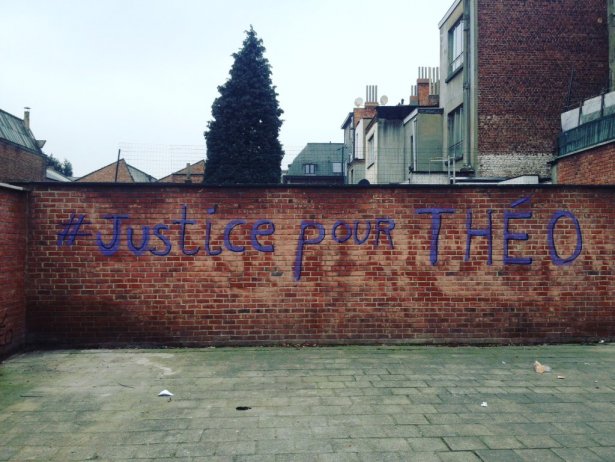 Tag à une sortie de métro