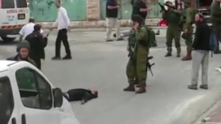 Le Palestinien blessé qui sera achevé un instant plus tard Le Palestinien blessé qui sera achevé un instant plus tard