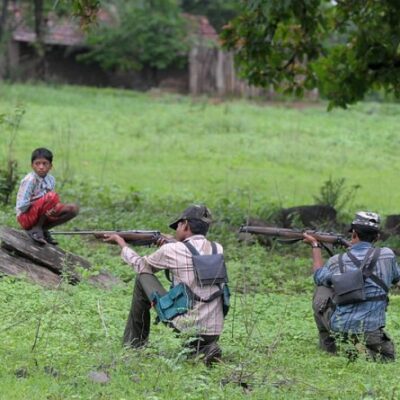 Guérilleros maoïstes à l'entrainement
