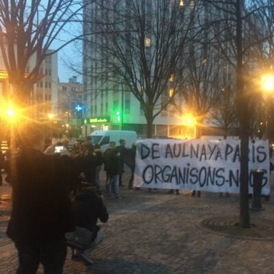 La banderole place des Fêtes, au début du rassemblement