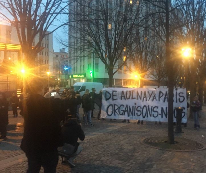 La banderole place des Fêtes, au début du rassemblement La banderole place des Fêtes, au début du rassemblement
