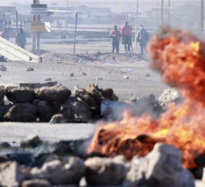 Une route d'accès à Escondida, lieu d'affrontements
