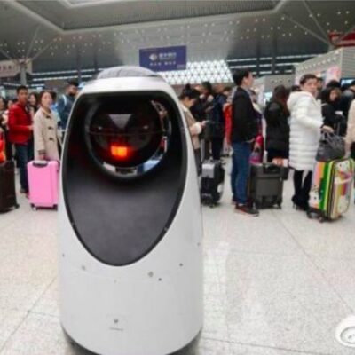 Un robot-policier dans la gare de Zhengzhou