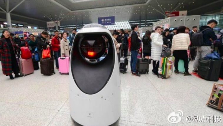 Un robot-policier dans la gare de Zhengzhou 