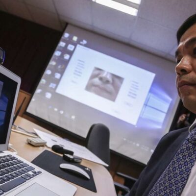 Le professeur Cheung Yiu-Ming, qui dirige l'équipe, faisant la démonstration du système