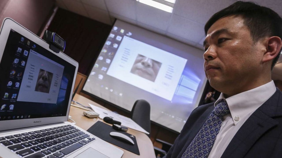 Le professeur Cheung Yiu-Ming, qui dirige l'équipe, faisant la démonstration du système