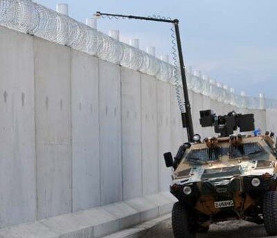 Un Kobra 2 le long du mur isolant le Rojava