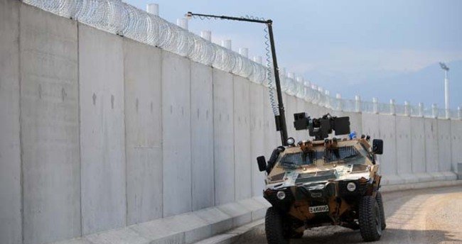 Un Kobra 2 le long du mur isolant le Rojava Un Kobra 2 le long du mur isolant le Rojava