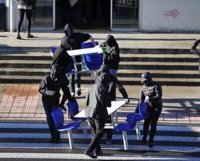 Construction d'un barricade au campus de Leioa