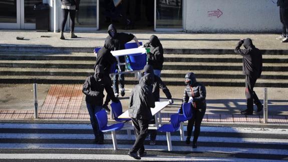 Construction d'un barricade au campus de Leioa