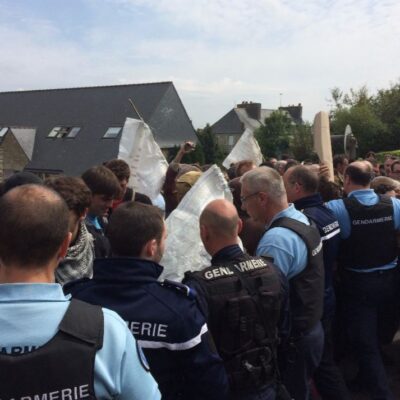 La gendarmerie dégage les voies de la gare de Plouaret le 26 mai 2016