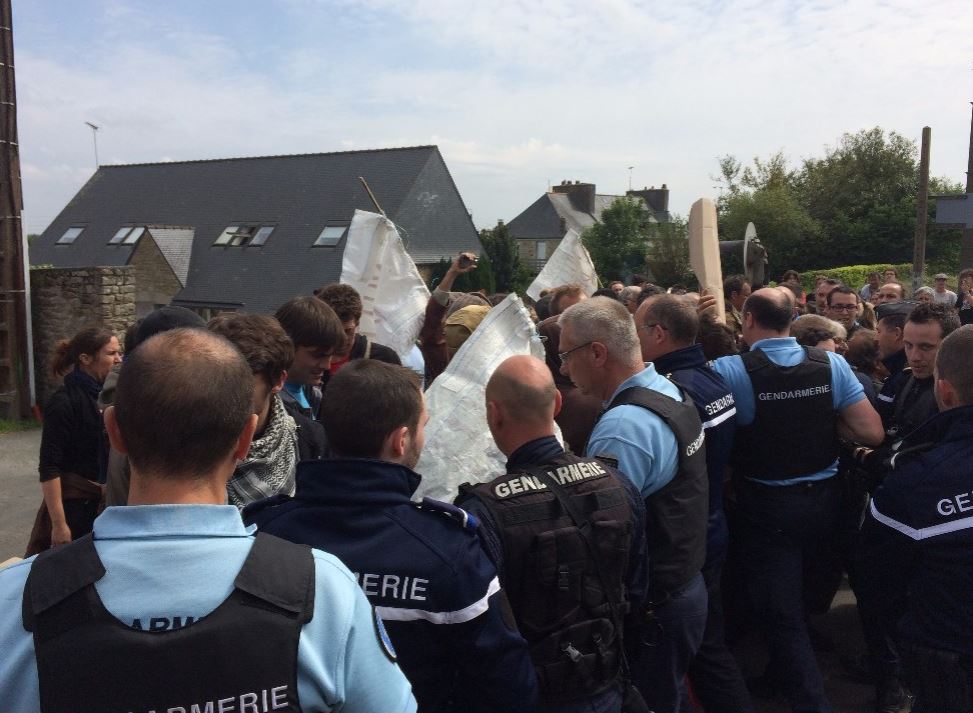 La gendarmerie dégage les voies de la gare de Plouaret le 26 mai 2016
