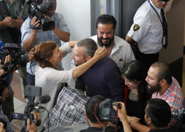 La  libération de Mónica Caballero et Francisco Solar 