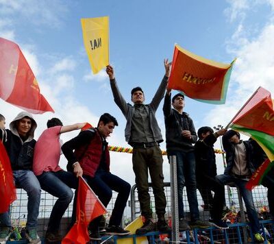 Participants au Newroz brandissant le