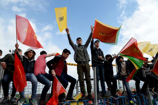 Participants au Newroz brandissant le 