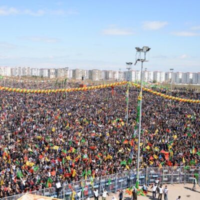 Comme chaque année, des milliers de Kurdes rassemblés à Amed pour le Newroz