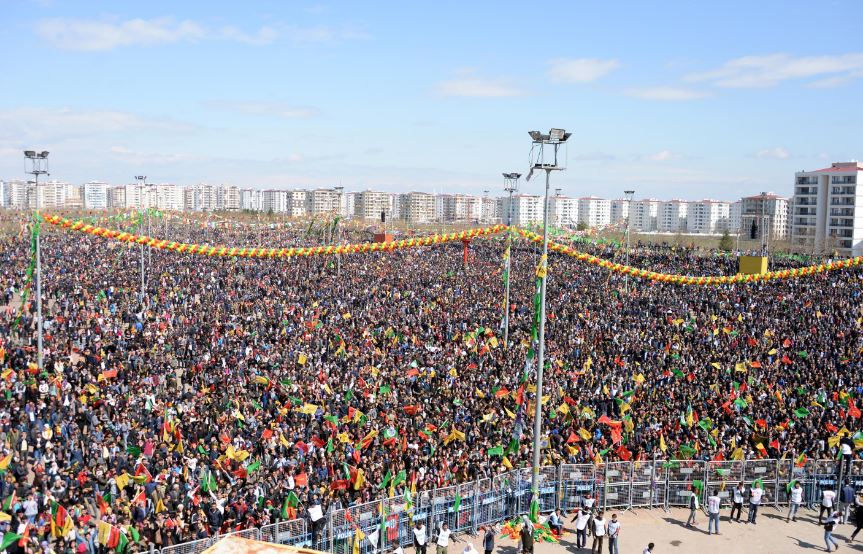 Comme chaque année, des milliers de Kurdes rassemblés à Amed pour le Newroz