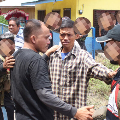 Les guérilleros libérant les deux militaires samedi