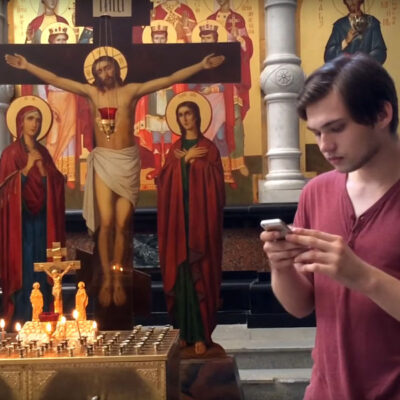 Rouslan Sokolovski chassant les Pokémons dans l’église de Tous-les-Saints à Ekaterinbourg