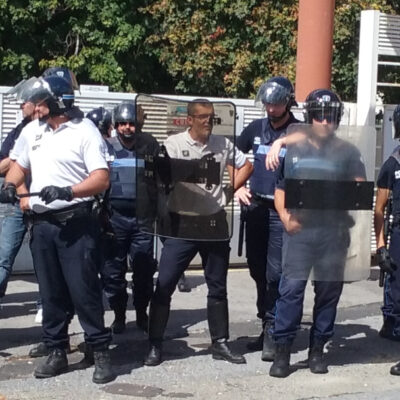 Les policiers déployés devant le lycée à Alès