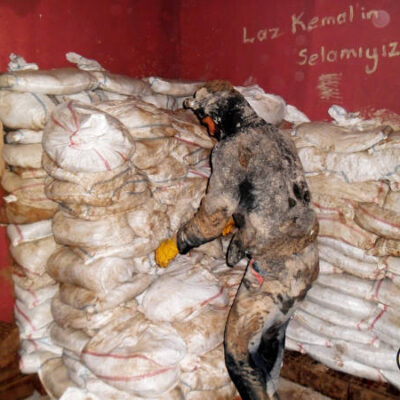 Un guérillero posant les explosifs sous le QG de la police à Amed/Diyarbakir