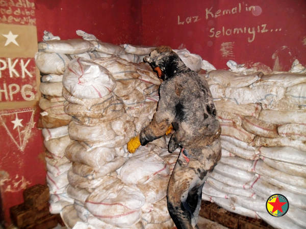 Un guérillero posant les explosifs sous le QG de la police à Amed/Diyarbakir