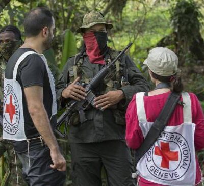 Les membres du CICR et de l'ELN lors de la libération