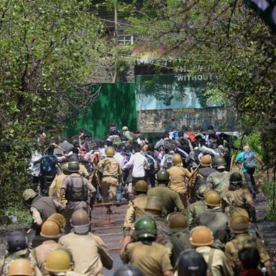 Police contre étudiants à Srinagar