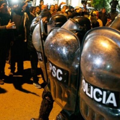 Manifestants devant l’entrée de la résidence officielle du gouverneur de la province de Santa Cruz
