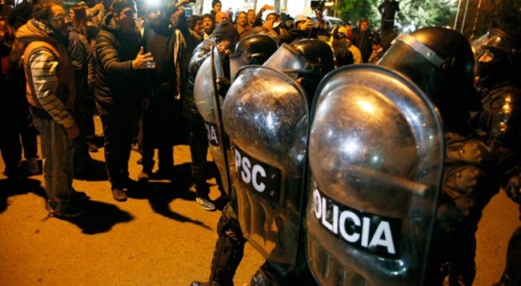 Manifestants devant l’entrée de la résidence officielle du gouverneur de la province de Santa Cruz