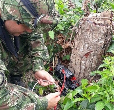 Un expert de l'EXDE préparant la destruction des IED de la guérilla