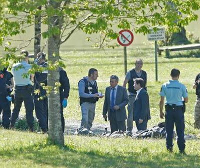 Policiers français déterrant des armes d'ETA